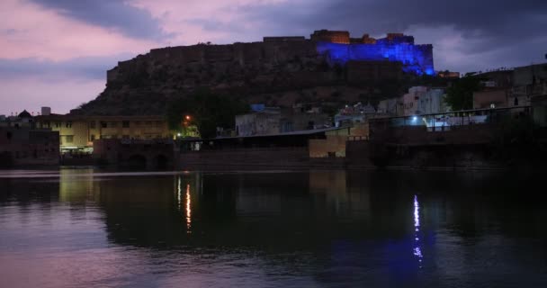 Night Jodhpur Pohled Jezero Fontánou Mehrangarh Fort Rajasthan Indie Vodorovné — Stock video