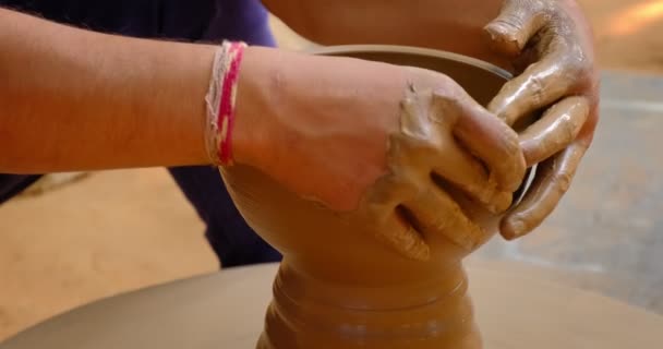 Çömlekçinin Becerikli Islak Elleri Çömlekçi Çarkındaki Killeri Şekillendiriyor Vazo Yontuyor — Stok video