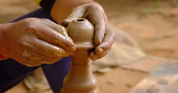 波特旋转着陶瓷轮 做着设计纪念品 制造传统的印度碗 纪念品 Udaipur Rajasthan India — 图库视频影像