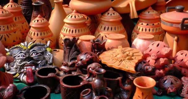 Utcai Vásár Kézműves Edényekkel Kerámiákkal Termékekkel Szuvenírekkel Udaipurban Rajasthan India — Stock videók