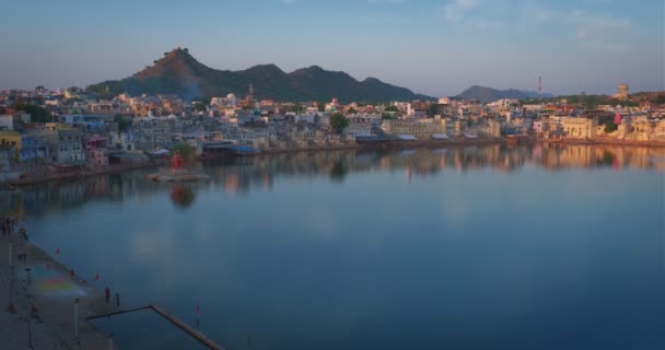 在黄昏时分 印度著名的工业朝圣城市普什卡与婆罗门迪尔寺 湖泊和传统普什卡犹太区的丘陵地带之间 Rajasthan India — 图库视频影像