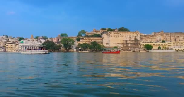 観光船でピチョラ湖のほとりにある有名な観光名所ウダイプール市宮殿 ラジャスタン州のムエール朝の支配者のラージプート建築 インドのウダイプル — ストック動画