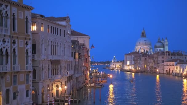 晚上从Ponte Dell Accademia桥可以看到威尼斯大运河 那里有船和Santa Maria Della Salute教堂 威尼斯 意大利 变焦效果 — 图库视频影像