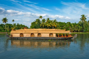 Kerala 'nın turizm merkezi - Kerala' nın durgun sularında turistik yüzen ev. Kerala, Hindistan