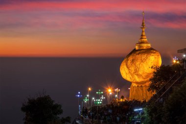 altın rock - kyaiktiyo pagoda - ünlü myanmar landmark, Budist hac mevcuttur ve turistik cazibe, myanmar