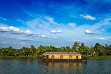 Kerala 'nın turizm merkezi - Kerala' nın durgun sularında turistik yüzen ev. Kerala, Hindistan