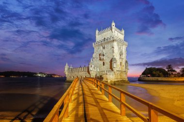 Belem Kulesi veya St Vincent Kulesi - Lisboa 'nın ünlü turizm merkezi - gün batımından sonra dramatik bir gökyüzü ile Tagus Nehri Tejo kıyısında. Lizbon, Portekiz