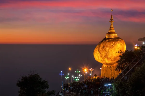 Golden Rock Pagoda Kyaiktiyo Famoso Monumento Myanmar Lugar Peregrinación Budista Imagen De Stock