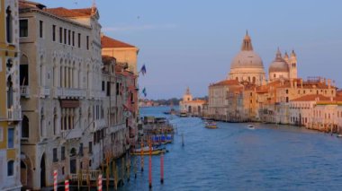 Venedik Büyük Kanalı 'nın Panorama' sı tekneleri ve Santa Maria della Salute kilisesi Ponte dell 'Accademia Köprüsü' nden gün batımında. Venedik, İtalya. Yatay kamera tavası