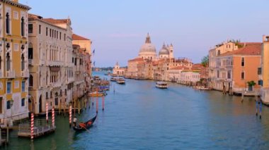 Venedik Büyük Kanalı 'nın Panorama' sı tekneleri ve Santa Maria della Salute kilisesi Ponte dell 'Accademia Köprüsü' nden gün batımında. Venedik, İtalya. Yatay kamera tavası