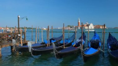 Venedik 'te romantik bir tatil, Venedik' te Saint Mark (San Marco) Meydanı 'nın gölünde gondollar, Venedik' te arka planda San Giorgio di Maggiore kilisesi. Yatay kamera tavası