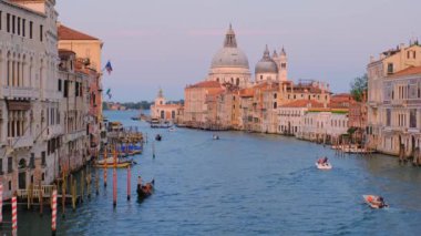 Venedik Büyük Kanalı 'nın Panorama' sı tekneleri ve Santa Maria della Salute kilisesi Ponte dell 'Accademia Köprüsü' nden gün batımında. Venedik, İtalya