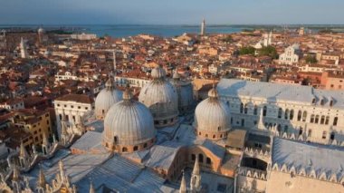 St. Mark Bazilikası ve meydanı olan Venedik manzarası ve gün batımında İtalya 'nın Venedik kentindeki St. Mark' s Campanile çan kulesinden Doge Sarayı. Kamera yatay tavası