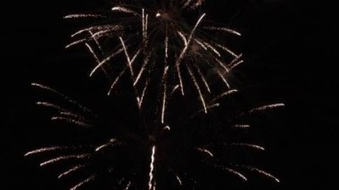 Arka planda gerçek havai fişekler. Gece gökyüzünde parlayan renkli havai fişeklerin soyutlanması. Havai fişek kutlaması