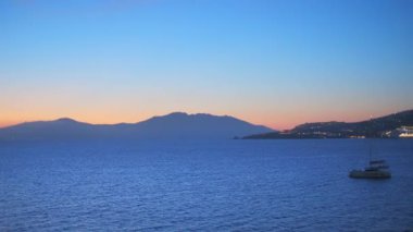 Yunanistan 'ın Mykonos adasında gün batımı, limanda yatları ve akşamları aydınlanan Venedik' in romantik noktasının renkli rıhtım evleriyle. Mykonos kasabası, Yunanistan. Yatay kamera tavası