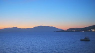 Yunanistan 'ın Mykonos adasında gün batımı, limanda yatları ve akşamları aydınlanan Venedik' in romantik noktasının renkli rıhtım evleriyle. Mykonos kasabası, Yunanistan. Yatay kamera tavası