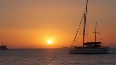 Yunanistan 'ın Mykonos adasında günbatımı, limanda yatlar ve gün batımında Küçük Venedik' in romantik noktasının renkli rıhtım evleri. Mykonos kasabası, Yunanistan. Yatay kamera tavası