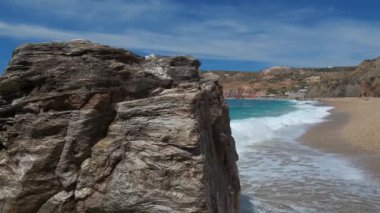 Paleochori sahilindeki kayalar ve Ege Denizi 'nin dalgaları, Milos Adası, Cyclades, Yunanistan. İzleme görüntüsü
