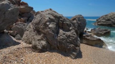Paleochori sahilindeki kayalar ve Ege Denizi 'nin dalgaları, Milos Adası, Cyclades, Yunanistan. Kamera yatay tavası