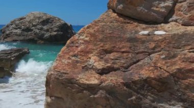 Paleochori sahilindeki kayalar ve Ege Denizi 'nin dalgaları, Milos Adası, Cyclades, Yunanistan. - Evet. İzleme görüntüsü