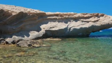 Yunanistan 'ın Milos adasındaki Agios Konstantinos plajı ve kaya oluşumları. Yatay kamera tavası