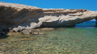 Yunanistan 'ın Milos adasındaki Agios Konstantinos plajı ve kaya oluşumları. Yatay kamera tavası
