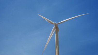 Yeşil yenilenebilir alternatif enerji kavramı - rüzgar jeneratörü türbini gökyüzünde elektrik üretiyor