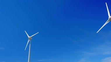 Yeşil yenilenebilir alternatif enerji kavramı - rüzgar jeneratörü gökyüzünde elektrik üreten türbinler. Yatay kamera tavası