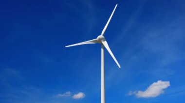 Yeşil yenilenebilir alternatif enerji kavramı - rüzgar jeneratörü türbini gökyüzünde elektrik üretiyor