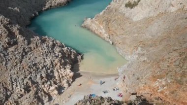 Yunanistan 'ın Girit kentindeki Chania bölgesindeki Seitan Limania Agiou Stefanou plajı. Dikey kamera arkası