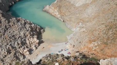 Yunanistan 'ın Girit kentindeki Chania bölgesindeki Seitan Limania Agiou Stefanou plajı. Dikey kamera arkası