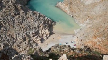 Yunanistan 'ın Girit kentindeki Chania bölgesindeki Seitan Limania Agiou Stefanou plajı. Dikey kamera arkası