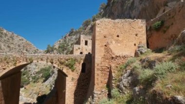 Yunanistan 'ın Girit adasındaki Chania bölgesinde, Akrotiri yarımadasındaki Avlaki vadisindeki terk edilmiş Katholiko manastırı kalıntıları. İzleme görüntüsü