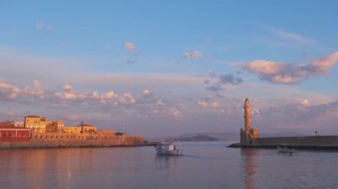 Chania 'nın pitoresk limanında denize açılan balıkçı tekneleri, sabahları Girit adasının tarihi ve turistik noktalarından biridir. Hanya, Girit, Yunanistan