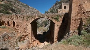 Yunanistan 'ın Girit adasındaki Chania bölgesinde, Akrotiri yarımadasındaki Avlaki vadisindeki terk edilmiş Katholiko manastırı kalıntıları. İzleme görüntüsü