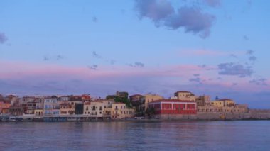 Resimli eski Chania limanı, Girit adasının şafak vakti turistik beldelerinden biridir. Hanya, Girit, Yunanistan. Yatay kamera tavası