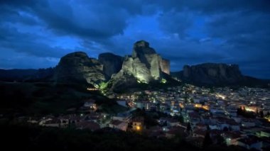 Yunanistan 'ın ünlü turizm beldesi Meteora' daki Kalambaka köyü. Yatay kamera tavası