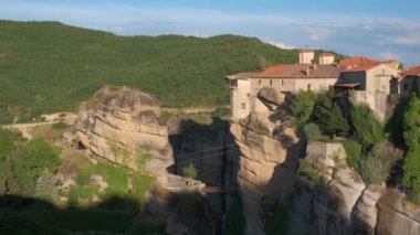 Yunanistan 'ın ünlü turizm beldesi Meteora' daki Varlaam Manastırı ve Rousanou Manastırı günbatımında manzara manzarası ile birlikte. Yatay kamera tavası