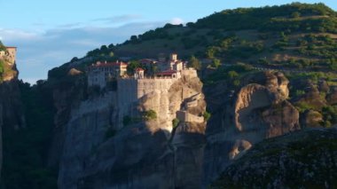 Yunanistan 'ın ünlü turizm beldesi Meteora' daki Varlaam Manastırı ve Büyük Meteor Manastırı gündoğumunda. Yatay kamera tavası