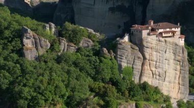 Yunanistan 'ın ünlü turizm merkezi Meteora' daki Rousanou Manastırı günbatımında manzaralı. Yatay kamera tavası
