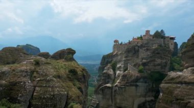 Yunanistan 'ın ünlü turizm merkezi Meteora' daki Büyük Meteoron Manastırı. Yatay kamera tavası
