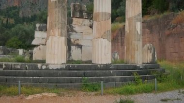 Yunanistan 'ın antik Delphi kentindeki Athena Pronoia tapınağının kalıntılarındaki Doric sütunlu Tholos. Dikey kamera arkası