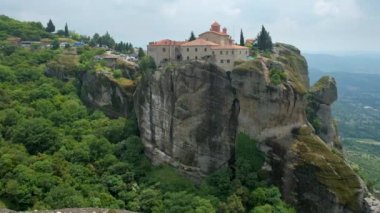 Aziz Stephen Manastırı Yunanistan 'ın ünlü turizm merkezi Meteora' da gün batımında. Yatay kamera tavası