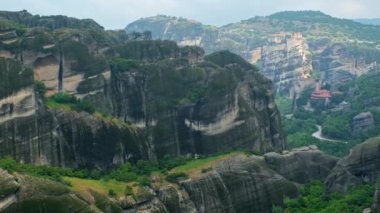 Yunanistan 'ın ünlü turizm beldesi Meteora' daki Varlaam Manastırı ve Rousanou Manastırı. Yatay kamera tavası