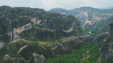 Yunanistan 'ın ünlü turizm beldesi Meteora' daki Varlaam Manastırı ve Rousanou Manastırı. Yatay kamera tavası