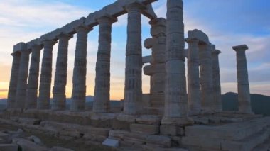 Yunanistan Burnu Sounio. Günbatımında Yunan deniz tanrısı Poseidon 'un antik bir tapınağının kalıntıları. Gün batımında tapınak harabelerinin çekimleri. Attica, Sounion, Yunanistan Turizm Tarihi