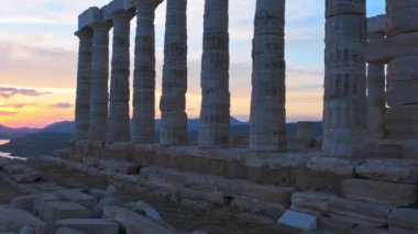 Yunanistan Burnu Sounio. Günbatımında Yunan deniz tanrısı Poseidon 'un antik bir tapınağının kalıntıları. Gün batımında tapınak harabelerinin çekimleri. Attica, Sounion, Yunanistan Turizm Tarihi