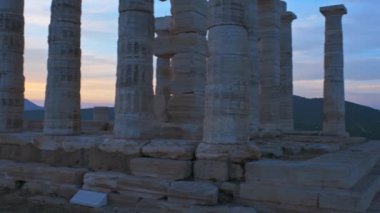Yunanistan Burnu Sounio. Günbatımında Yunan deniz tanrısı Poseidon 'un antik bir tapınağının kalıntıları. Gün batımında tapınak harabelerinin çekimleri. Attica, Sounion, Yunanistan Turizm Tarihi