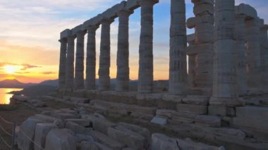 Yunanistan Burnu Sounio. Günbatımında Yunan deniz tanrısı Poseidon 'un antik bir tapınağının kalıntıları. Gün batımında tapınak harabelerinin çekimleri. Attica, Sounion, Yunanistan Turizm Tarihi