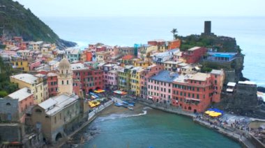 Cinque Terre Ulusal Parkı 'ndaki Vernazza köyünde kayalıklardaki evler UNESCO Dünya Mirasları Alanı, Vernazza, Liguria, İtalya. Kamera kaydıyla